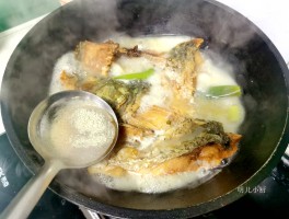 鱼汤去腥(鱼汤去腥味的方法白醋)