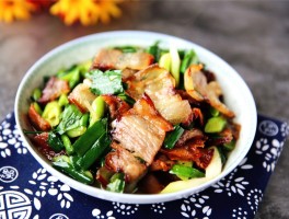蒜苗炒腊肉(蒜苗炒腊肉的家常做法大全)