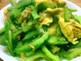 苦瓜炒鸡蛋(苦瓜炒鸡蛋的制作步骤)