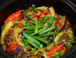 鱼香茄子煲的做法(鱼香茄子煲的做法 最正宗的做法视频)