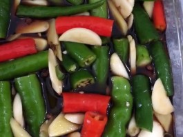 腌辣椒的做法(腌辣椒的做法家常简单)
