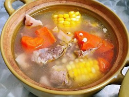 玉米莲藕排骨汤(胡萝卜玉米莲藕排骨汤)