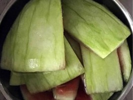 西瓜皮的做法(清炒西瓜皮的做法)