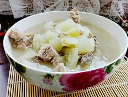 冬瓜排骨汤的功效(薏米冬瓜排骨汤的功效)