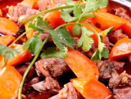 胡萝卜炖羊肉(胡萝卜炖羊肉汤的功效与作用)