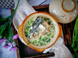 鱼头汤(鱼头汤加什么配菜好)