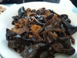黑木耳炒肉(黑木耳炒肉过夜了还能不能吃)