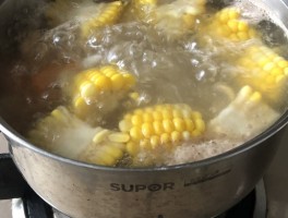 排骨玉米汤的做法(莲藕排骨玉米汤的做法)