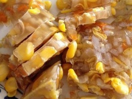 熬皮冻的做法(熬皮冻的做法一碗肉皮的搁多少水呀)