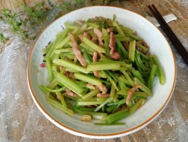 芹菜炒肉的做法(芹菜炒肉的做法家常菜)