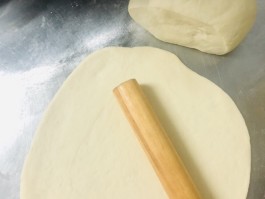 披萨饼皮的做法(披萨饼皮的做法窍门)