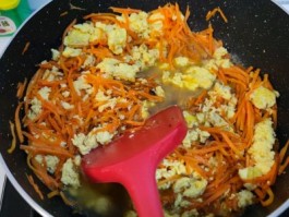 胡萝卜炒鸡蛋(胡萝卜炒鸡蛋的营养价值及功效)