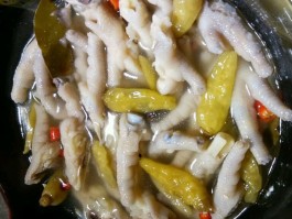 泡椒凤爪的家常做法(自制泡椒凤爪的家常做法)