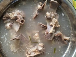 骨头汤怎么熬(榴莲炖骨头汤怎么熬)
