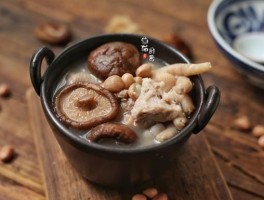 鸡脚煲汤(鸡脚煲汤放什么材料去湿)
