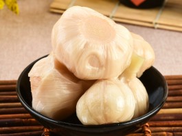 糖蒜的腌制方法10斤蒜(糖蒜腌制方法及配方窍门)