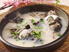 炖鱼头汤(炖鱼头汤放些啥食材)