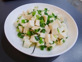小葱拌豆腐(小葱拌豆腐歇后语下一句)