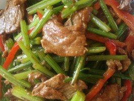 芹菜炒肉的做法(香菇芹菜炒肉的做法)