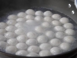 煮汤圆图片(煮汤圆图片真实实拍)