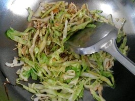 圆白菜炒饼(圆白菜炒饼丝的家常做法)