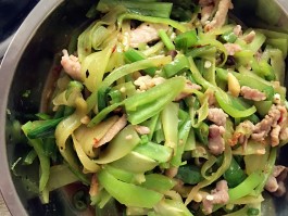 莴笋炒肉的做法(青椒莴笋炒肉的做法)