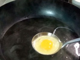 煎鸡蛋的做法(煎鸡蛋的做法大全视频)