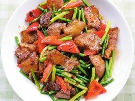 回锅肉的做法(回锅肉的做法和配料视频)