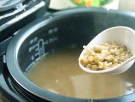 如何煮绿豆汤(如何煮绿豆汤不变色)