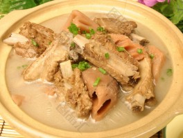 莲藕炖排骨(莲藕炖排骨要炖多久)
