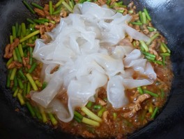 肉丝拉皮的做法(肉丝拉皮的做法家庭做法)