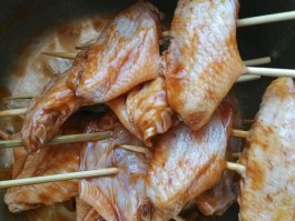 烤鸡翅怎么腌制(家里烧烤鸡翅怎么腌制)