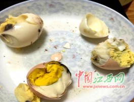 鸡蛋变质(鸡蛋变质了为什么会有臭鸡蛋味道)