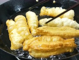 炸油条的做法和配方(炸油条的做法和配方视频教程窍门)