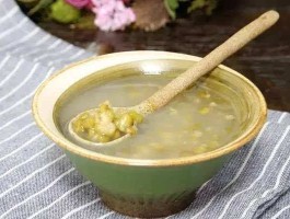 绿豆汤的功效与作用(绿豆汤的功效与作用及营养价值)