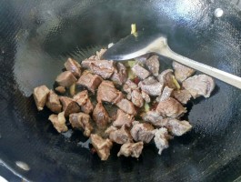 炖牛肉的家常做法(西红柿炖牛肉的家常做法)