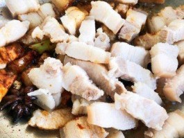 鹌鹑蛋红烧肉(鹌鹑蛋红烧肉营养价值及功效)