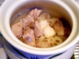 莲藕排骨汤的做法(广式莲藕排骨汤的做法)