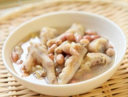 鸡脚煲汤(鸡脚煲汤放什么材料好)